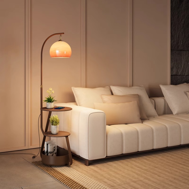 Stehlampe, antiker Nachttisch  – Coffee&Tea House Menu Bewertung und Preis